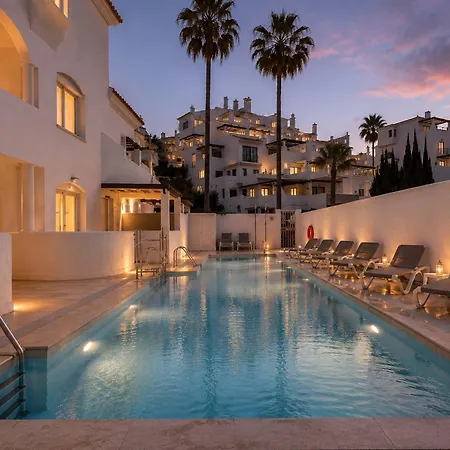 Ivy Pool Nueva Andalucia Bbq