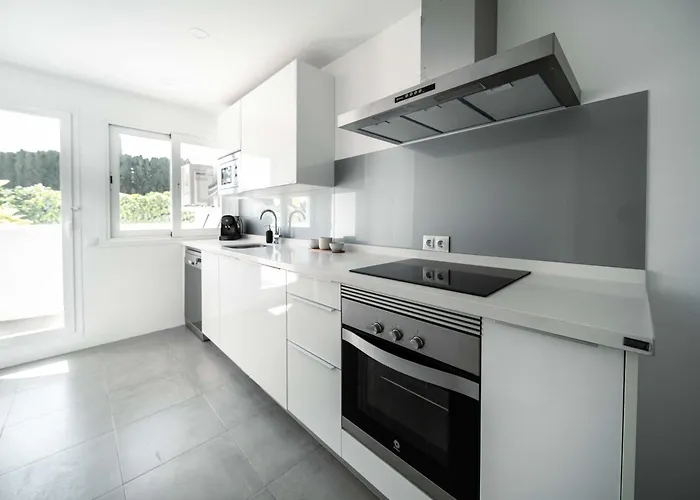 Ivy 3 Modern Bbq Gated Pool